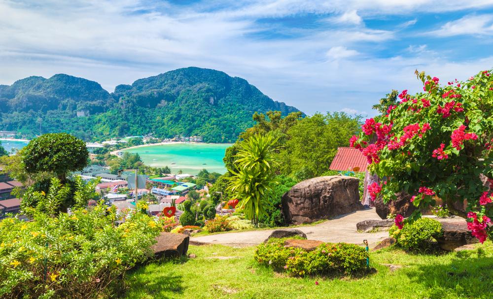 Bir yigit hojatxonada bir yigitga josuslik qilmoqda Pussies favvoraga oxshaydi